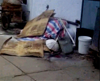 Dụng cụ cho quá trình chế biến ngổn ngang...