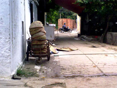 Những chiếc thúng đựng bánh vất chỏng chơ bên đường.