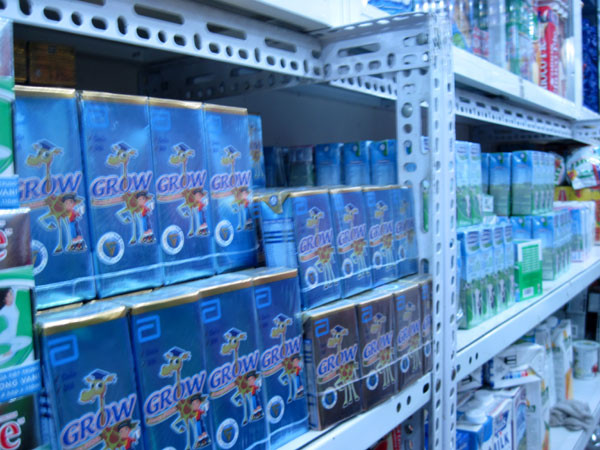 Theo nhà sản xuất sữa Grow: Về bản chất, những hạt sữa vón cục là chất dinh dưỡng, hoàn toàn không ảnh hưởng tới sức khỏe của người tiêu dùng. Theo nhà sản xuất sữa Grow: Về bản chất, những hạt sữa vón cục là chất dinh dưỡng, hoàn toàn không ảnh hưởng tới sức khỏe của người tiêu dùng.