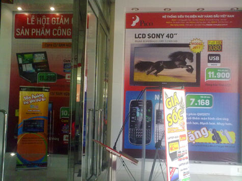 Sau khi GfK chính thức lên tiếng về không "trao danh” cho siêu thị điện máy này, hiện tại, vị trí treo tấm biển "Kỷ lục bán hàng VN" đã được thay bằng những biển quảng cáo sản phẩm. Sau khi GfK chính thức lên tiếng về không "trao danh” cho siêu thị điện máy này, hiện tại, vị trí treo tấm biển "Kỷ lục bán hàng VN" đã được thay bằng những biển quảng cáo sản phẩm.