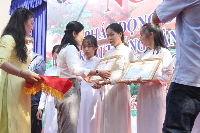 Học sinh chưa nhận được bằng khen của thành phố do bị thất lạc. (Trong ảnh: học sinh được nhận giấy khen từ sở Giáo dục và Đào tạo Đà Nẵng). Học sinh chưa nhận được bằng khen của thành phố do bị thất lạc. (Trong ảnh: học sinh được nhận giấy khen từ sở Giáo dục và Đào tạo Đà Nẵng).