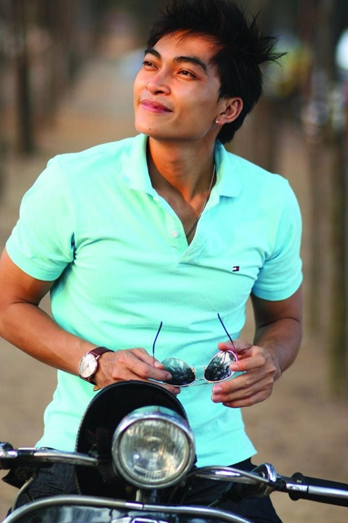 Chính thức chạm ngõ âm nhạc hơn một năm, nhưng Khương Ngọc đã có nhiều bài song ca với ba nữ ca sĩ xinh đẹp Hiền Thục, Thanh Ngọc và Mai Khôi. (Theo Zing)