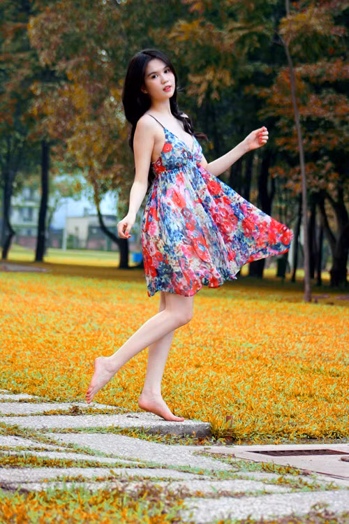 Người đẹp Ngọc Trinh buông bờ vai trần trắng nõn. Những chiếc váy nhẹ nhàng giúp cô nàng bay bổng trong gió mát ngày hè. (Theo 24h) >>Trọn bộ ảnh đẹp này của Ngọc Trinh