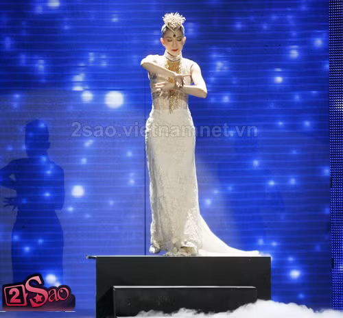 Dù lịch làm việc bận rộn giữa 2 miền Nam Bắc nhưng Linh Nga vẫn luôn cố gắng dành nhiều thời gian để chăm sóc cho gia đình bởi đó là nơi cô luôn cảm nhận được sự bình yên. >>Trọn bộ ảnh đẹp về Linh Nga