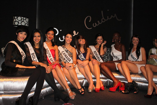 Thường xuyên cập nhật hình ảnh mới của mình tại cuộc thi trên trang cá nhân, Hoàng Thùy - đại diện của Việt Nam tự tin và quyến rũ chẳng thua kém ai tại cuộc thi siêu mẫu quốc tế - Top Model of the World 2012. (Theo Zing)