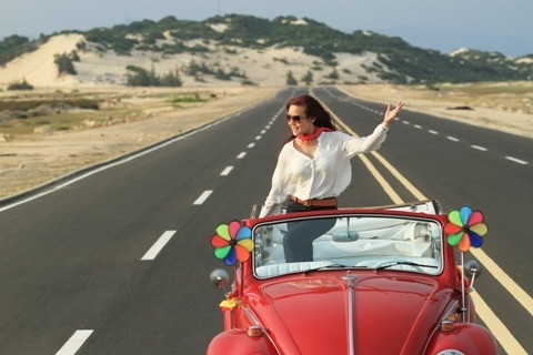 Vy Oanh xinh đẹp và cá tính bên xe cổ khi quay MV mới vào tháng 6/2012. (Theo TPO) Vy Oanh xinh đẹp và cá tính bên xe cổ khi quay MV mới vào tháng 6/2012. (Theo TPO)