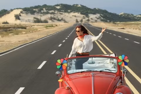 Vy Oanh xinh đẹp và cá tính bên xe cổ khi quay MV mới vào tháng 6/2012. (Theo TPO) Vy Oanh xinh đẹp và cá tính bên xe cổ khi quay MV mới vào tháng 6/2012. (Theo TPO)