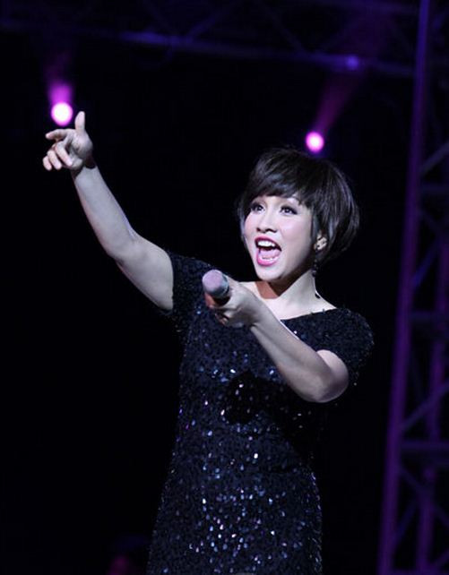 Liveshow 'Và em sẽ hát', Mỹ Linh sử dụng hệ thống âm thanh công nghệ hiện đại mang tầm vóc quốc tế, lần đầu tiên ra mắt công chúng tại Việt Nam, được cung ứng bởi công ty Fantasies. Hệ thống này được các chuyên gia về âm thanh chọn lựa theo những tiêu chuẩn rất khắt khe, không thua kém gì những hệ thống âm thanh được sử dụng trong các tour diễn của các ca sỹ nổi tiếng trên thế giới. (Theo eva) Liveshow 'Và em sẽ hát', Mỹ Linh sử dụng hệ thống âm thanh công nghệ hiện đại mang tầm vóc quốc tế, lần đầu tiên ra mắt công chúng tại Việt Nam, được cung ứng bởi công ty Fantasies. Hệ thống này được các chuyên gia về âm thanh chọn lựa theo những tiêu chuẩn rất khắt khe, không thua kém gì những hệ thống âm thanh được sử dụng trong các tour diễn của các ca sỹ nổi tiếng trên thế giới. (Theo eva)