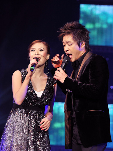 Khác với những chương trình trước, mỗi tiết mục trong liveshow đều được dàn dựng riêng biệt, nhưng vẫn kết nối với nhau xuyên suốt từ đầu đến cuối. Khác với những chương trình trước, mỗi tiết mục trong liveshow đều được dàn dựng riêng biệt, nhưng vẫn kết nối với nhau xuyên suốt từ đầu đến cuối.