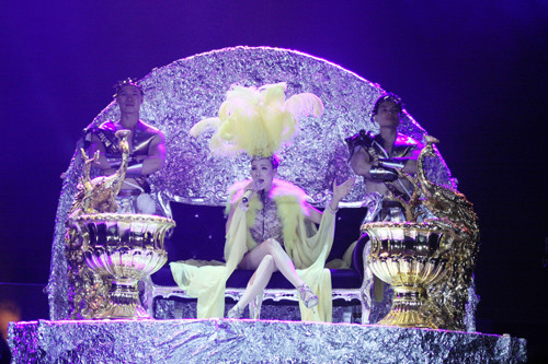 Năm năm sau "Tôi là sinh viên", Hồ Quỳnh Hương mới tổ chức thêm liveshow mới. Quãng thời gian đó là chặng đường rất xa đối với những người hoạt động nghệ thuật. Năm năm sau "Tôi là sinh viên", Hồ Quỳnh Hương mới tổ chức thêm liveshow mới. Quãng thời gian đó là chặng đường rất xa đối với những người hoạt động nghệ thuật.