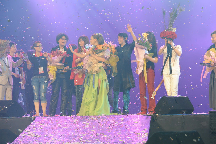 Tất cả những gì biến hóa trên sân khấu đầy màu sắc rực rỡ chỉ là phụ, bởi cái chính của đêm diễn là giọng hát nội lực của Hồ Quỳnh Hương. Cô hát như say, như mê để diễn tả hết nỗi lòng cùng tâm trạng của bài hát. Chính giọng hát chứ không phải những "chiêu" trưng bày trên sân khấu đã kéo khoảng 4.000 khán giả nán lại cùng cô đến phút cuối. (Theo vietnamnet) Tất cả những gì biến hóa trên sân khấu đầy màu sắc rực rỡ chỉ là phụ, bởi cái chính của đêm diễn là giọng hát nội lực của Hồ Quỳnh Hương. Cô hát như say, như mê để diễn tả hết nỗi lòng cùng tâm trạng của bài hát. Chính giọng hát chứ không phải những "chiêu" trưng bày trên sân khấu đã kéo khoảng 4.000 khán giả nán lại cùng cô đến phút cuối. (Theo vietnamnet)