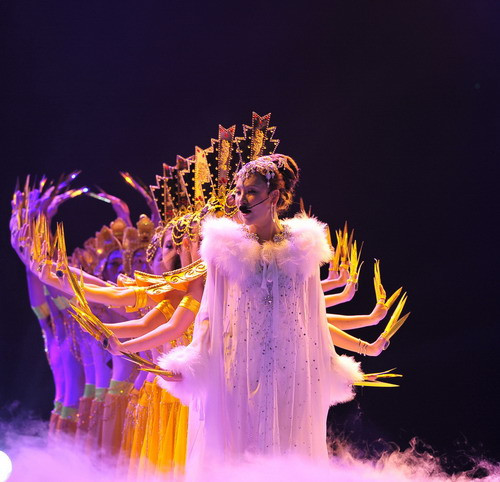 Một cảm nhận khác đó là Hồ Quỳnh Hương đã bộc lộ nhiều xúc động trong đêm diễn. Suốt đêm diễn, không ít lần khán giả chứng kiến cảnh Hương Hồ nhòa lệ. Đó là khi chị song ca cùng với nữ ca sĩ người Nhật, chia sẻ nỗi mất mát quá lớn mà người Nhật vừa gánh chịu trong trận động đất sóng thần khủng khiếp. Một cảm nhận khác đó là Hồ Quỳnh Hương đã bộc lộ nhiều xúc động trong đêm diễn. Suốt đêm diễn, không ít lần khán giả chứng kiến cảnh Hương Hồ nhòa lệ. Đó là khi chị song ca cùng với nữ ca sĩ người Nhật, chia sẻ nỗi mất mát quá lớn mà người Nhật vừa gánh chịu trong trận động đất sóng thần khủng khiếp.