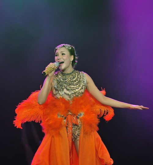 Thể hiện 38 ca khúc với năm mảng nhạc chính: pop, rock, jazz, dân gian và âm nhạc tâm linh, nữ ca sĩ làm cho khán giả trải qua nhiều cảm xúc. Lúc nồng nàn và da diết với các bản nhạc ballad, lúc dữ dội và mạnh mẽ trong Hoang mang, Vũ điệu hoang dã, Tình yêu không phai. Cô cũng không kém phần sôi động và máu lửa với những bản nhạc dance được phối mạnh mẽ với phần góp mặt của DJ Hoàng Anh. Thể hiện 38 ca khúc với năm mảng nhạc chính: pop, rock, jazz, dân gian và âm nhạc tâm linh, nữ ca sĩ làm cho khán giả trải qua nhiều cảm xúc. Lúc nồng nàn và da diết với các bản nhạc ballad, lúc dữ dội và mạnh mẽ trong Hoang mang, Vũ điệu hoang dã, Tình yêu không phai. Cô cũng không kém phần sôi động và máu lửa với những bản nhạc dance được phối mạnh mẽ với phần góp mặt của DJ Hoàng Anh.