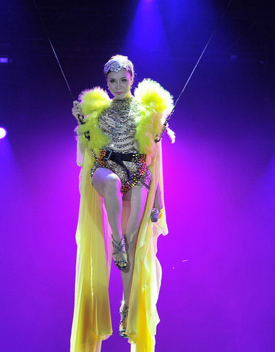 Các bài hát được thể hiện xuyên suốt chương trình đều là những ca khúc gắn liền với tên tuổi Hồ Quỳnh Hương như Anh, Vũ điệu hoang dã, Căn phòng mưa rơi, Honey... Các bài hát được thể hiện xuyên suốt chương trình đều là những ca khúc gắn liền với tên tuổi Hồ Quỳnh Hương như Anh, Vũ điệu hoang dã, Căn phòng mưa rơi, Honey...