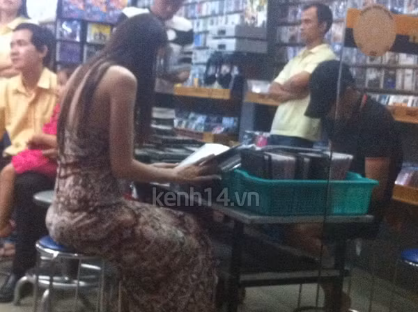 Đang mang thai ở những tháng đầu, Thủy Tiên được Công Vinh chăm sóc tận tình. (Theo kenh14)