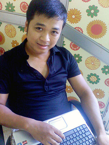 Tiến Minh, tác giả bài hát Nơi tình yêu bắt đầu. Tiến Minh, tác giả bài hát Nơi tình yêu bắt đầu.