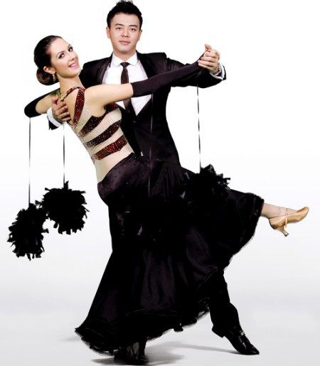 Bạn đồng hành của Tuấn Tú là vũ công xinh đẹp Vesela Kostadinova Nedyakvo, người đã rất vất vả rèn luyện Tuấn Tú để có những động tác mềm mại, thuần thục cho ăn khớp với thể hình của anh. Bạn đồng hành của Tuấn Tú là vũ công xinh đẹp Vesela Kostadinova Nedyakvo, người đã rất vất vả rèn luyện Tuấn Tú để có những động tác mềm mại, thuần thục cho ăn khớp với thể hình của anh.