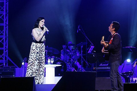 Một điểm đặc biệt của chương trình là Linh đã có những người đồng hành chuyên nghiệp và đỉnh cao: ban nhạc Anh Em có những giây phút rất thăng hoa trong những màn hòa tấu và ứng tấu của tay saxophone Hồng Kiên, tay trống Quốc Bình, keyboard Tuấn Nam và flute Huy Tuấn. Một điểm đặc biệt của chương trình là Linh đã có những người đồng hành chuyên nghiệp và đỉnh cao: ban nhạc Anh Em có những giây phút rất thăng hoa trong những màn hòa tấu và ứng tấu của tay saxophone Hồng Kiên, tay trống Quốc Bình, keyboard Tuấn Nam và flute Huy Tuấn.