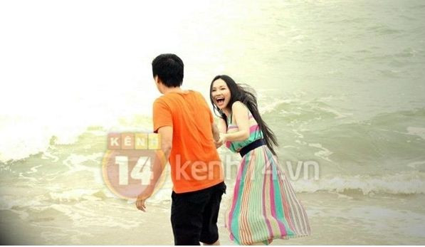 Một loạt ảnh Kim Hiền rất thân mật bên một người đàn ông khi họ dạo chơi trên biển bất ngờ bị lộ.