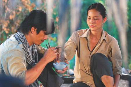 Cánh đồng bất tận là một trong những bộ phim đưa tên tuổi Dustin Nguyễn gần hơn với khán giả Việt. Cánh đồng bất tận là một trong những bộ phim đưa tên tuổi Dustin Nguyễn gần hơn với khán giả Việt.