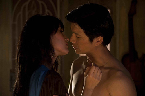 Nụ hôn da diết và đầy nghệ thuật của Kathy Uyên và Dustin Nguyễn trong 'Để mai tính'. Nụ hôn da diết và đầy nghệ thuật của Kathy Uyên và Dustin Nguyễn trong 'Để mai tính'.