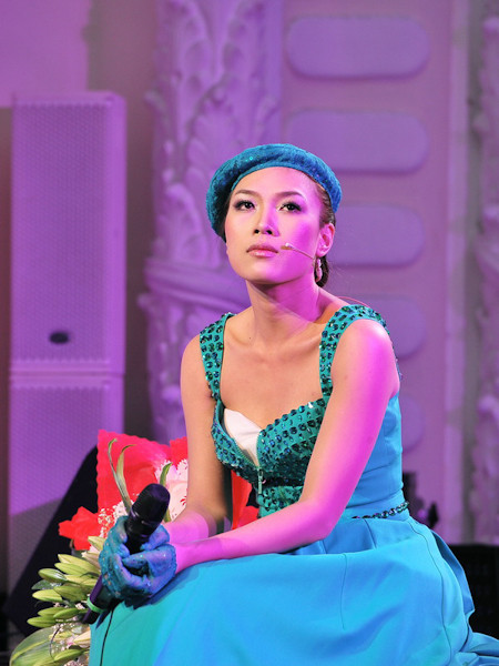 Đây cũng là một đêm nhạc độc đáo, gần như lần đầu tiên được tổ chức tại Việt Nam. Toàn bộ các màn biểu diễn trong liveshow sẽ được kết nối thành một câu chuyện tình tay ba đầy kịch tính, trong đó, nhân vật chính là Mỹ Tâm. Lần đầu tiên, liveshow của Mỹ Tâm có khách mời và cô tung hứng cùng bạn diễn với những màn trình diễn vũ đạo bốc lửa. (Theo ngoisao) Đây cũng là một đêm nhạc độc đáo, gần như lần đầu tiên được tổ chức tại Việt Nam. Toàn bộ các màn biểu diễn trong liveshow sẽ được kết nối thành một câu chuyện tình tay ba đầy kịch tính, trong đó, nhân vật chính là Mỹ Tâm. Lần đầu tiên, liveshow của Mỹ Tâm có khách mời và cô tung hứng cùng bạn diễn với những màn trình diễn vũ đạo bốc lửa. (Theo ngoisao)