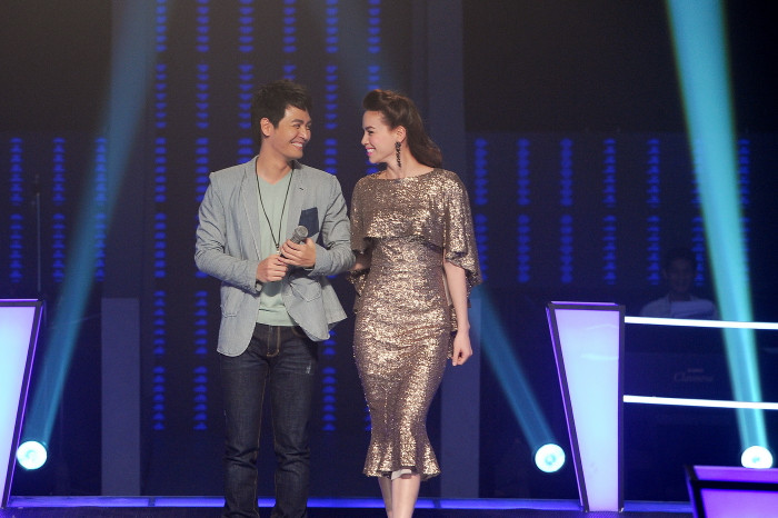 Chọn bộ váy màu đồng ánh kim, HLV Hồ Ngọc Hà rạng rỡ xuất hiện trong tập 2 vòng Đối đầu.