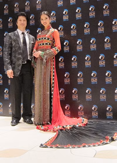 Dustin Nguyễn và Bebe Phạm cùng sánh bước trên thảm đỏ sự kiện. (Theo VNE)