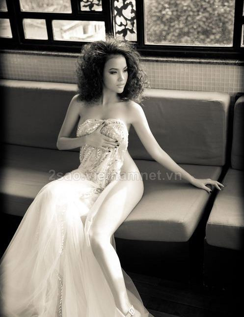 Vẻ đẹp gợi cảm và cuốn hút của người mẫu Bebe Phạm khiến nhiều người đàn ông phải mê mẩn. Vẻ đẹp gợi cảm và cuốn hút của người mẫu Bebe Phạm khiến nhiều người đàn ông phải mê mẩn.