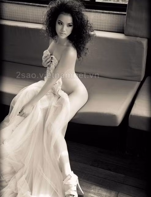 Bebe Phạm quyến rũ từ ánh nhìn đến những đường cong của cơ thể. (Ảnh 2sao)