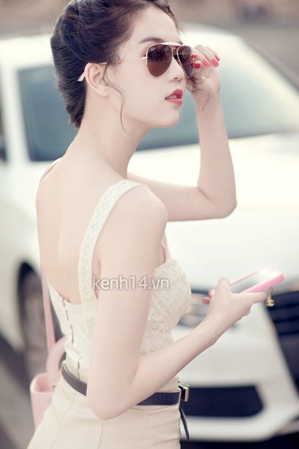 Ngọc Trinh diện quần ngắn khoe đôi chân thon nuột nà của mình bên xế hộp Audi vào tháng 6/2012. Ngọc Trinh diện quần ngắn khoe đôi chân thon nuột nà của mình bên xế hộp Audi vào tháng 6/2012.