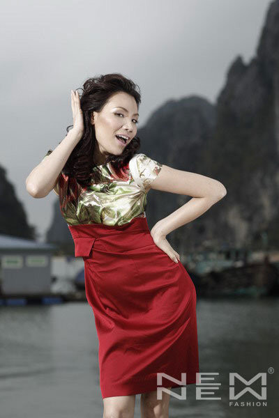 Nữ ca sĩ có vẻ đẹp căng tràn năng lượng thăng hoa cùng nét thơ mộng của biển cả. (Theo NEM)