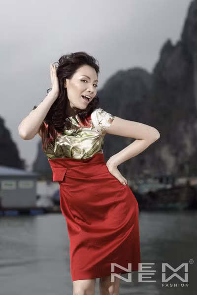 Nữ ca sĩ có vẻ đẹp căng tràn năng lượng thăng hoa cùng nét thơ mộng của biển cả. (Theo NEM)