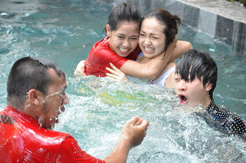 Tường Vy trong cảnh quay của phim "Ngôi nhà hạnh phúc" vào tháng 7/2009. Tường Vy trong cảnh quay của phim "Ngôi nhà hạnh phúc" vào tháng 7/2009.