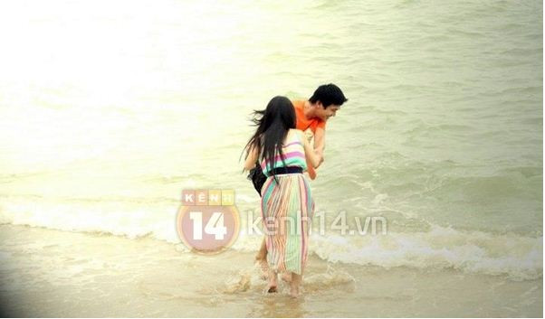 Hai người bên nhau rất tình cảm và vui vẻ cười đùa.