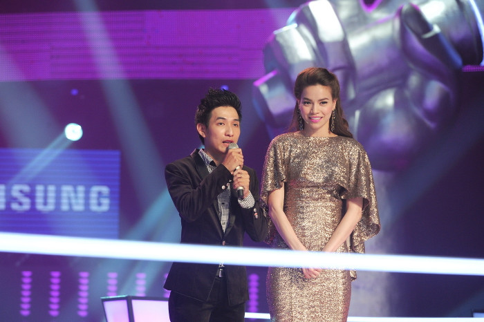 Cô có mặt bên cạnh Quốc Cường trên sân khấu.