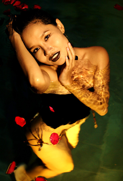 Không chỉ gây sốc với cách ăn mặc 'khác người' khi xuất hiện trước công chúng, Mai Khôi còn táo bạo đưa yếu tố 'quái' vào sản phẩm âm nhạc của mình. Nữ ca sĩ trang điểm theo phong cách liêu trai, bí ẩn trong clip quay tại biển Nha Trang - quê hương cô. (Theo ngoisao) Không chỉ gây sốc với cách ăn mặc 'khác người' khi xuất hiện trước công chúng, Mai Khôi còn táo bạo đưa yếu tố 'quái' vào sản phẩm âm nhạc của mình. Nữ ca sĩ trang điểm theo phong cách liêu trai, bí ẩn trong clip quay tại biển Nha Trang - quê hương cô. (Theo ngoisao)