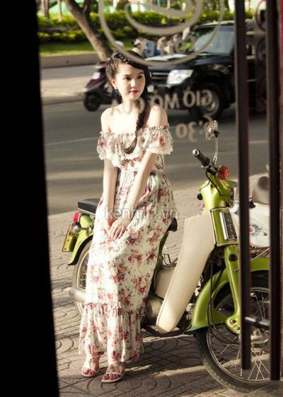 Không chỉ tạo dáng sexy bên xế xịn, Ngọc Trinh còn khoe những bức hình chụp bên xe máy đời cũ vào tháng 4/2012. Không chỉ tạo dáng sexy bên xế xịn, Ngọc Trinh còn khoe những bức hình chụp bên xe máy đời cũ vào tháng 4/2012.