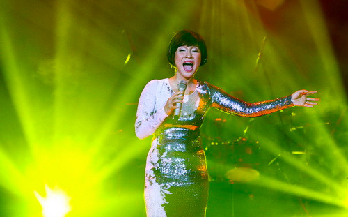 Mỹ Linh đã đi từ Bắc vào Nam để ngân lên những bản tình ca một thời mình đã hát. Một Mỹ Linh ngày đó và Mỹ Linh ngày hôm nay dường như không có gì khác biệt ngoài sự đồng hành của những thành viên gia đình yêu thương, ngoài niềm tự hào ánh lên trong đôi mắt của người phụ nữ viên mãn. (Theo TT) Mỹ Linh đã đi từ Bắc vào Nam để ngân lên những bản tình ca một thời mình đã hát. Một Mỹ Linh ngày đó và Mỹ Linh ngày hôm nay dường như không có gì khác biệt ngoài sự đồng hành của những thành viên gia đình yêu thương, ngoài niềm tự hào ánh lên trong đôi mắt của người phụ nữ viên mãn. (Theo TT)