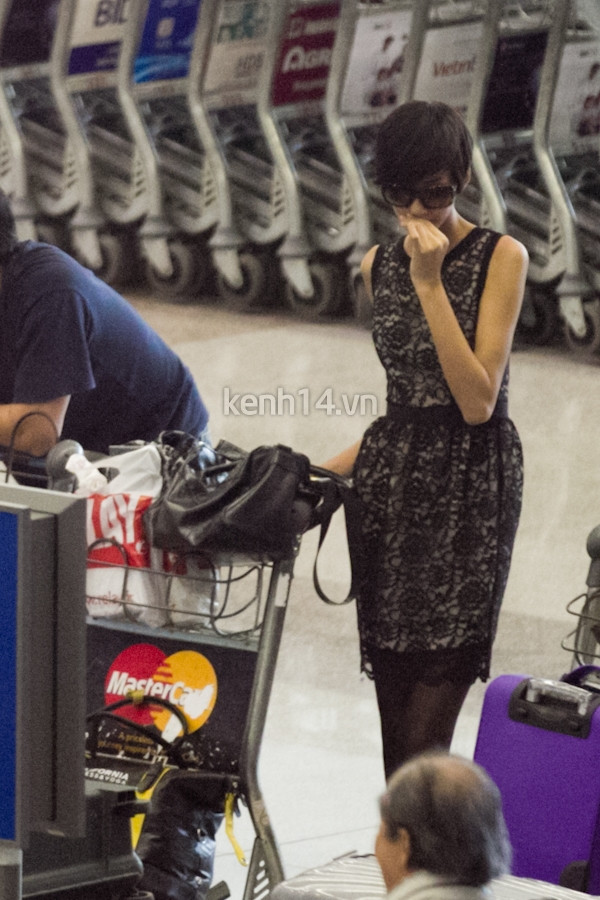 Ngày 13/6/2012, Hoàng Thùy cùng Trà My, Lê Thúy, Thùy Trang đáp máy bay xuống sân bay Tân Sơn Nhất sau chuyến sang châu Âu làm việc.