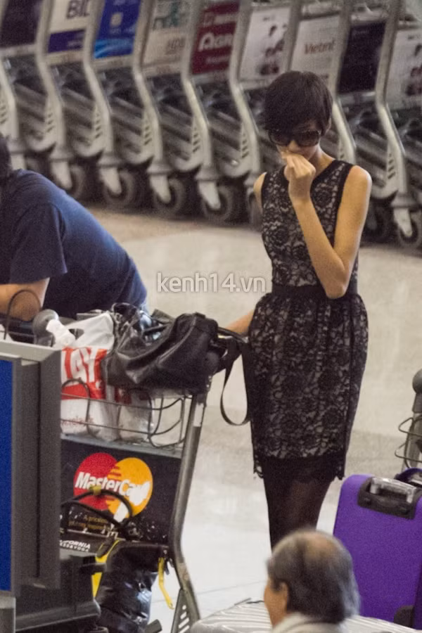 Ngày 13/6/2012, Hoàng Thùy cùng Trà My, Lê Thúy, Thùy Trang đáp máy bay xuống sân bay Tân Sơn Nhất sau chuyến sang châu Âu làm việc.