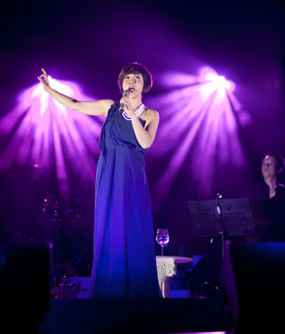 Sân khấu đơn giản, không chiêu trò hay nặng tính hình thức, liveshow như một câu chuyện nối tiếp của thời gian, từ một hình ảnh Mỹ Linh của ngày xưa chập chững bước chân vào ca hát đến những thành công rực rỡ ở giai đoạn đỉnh cao về sự nghiệp, niềm hạnh phúc viên mãn cùng gia đình của ngày hôm nay. Sân khấu đơn giản, không chiêu trò hay nặng tính hình thức, liveshow như một câu chuyện nối tiếp của thời gian, từ một hình ảnh Mỹ Linh của ngày xưa chập chững bước chân vào ca hát đến những thành công rực rỡ ở giai đoạn đỉnh cao về sự nghiệp, niềm hạnh phúc viên mãn cùng gia đình của ngày hôm nay.