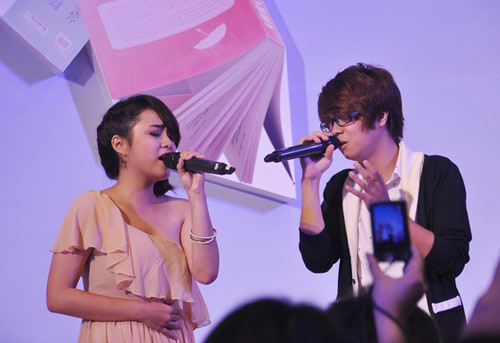 Không chỉ tham gia thể hiện solo những ca khúc đang được khán giả trẻ yêu thích như Nơi tình yêu bắt đầu hay Bonjour Viet Nam. Đây cũng là lần đầu tiên cả hai song ca với nhau ca khúc Qua đêm nay - bài hát đã được cặp đôi Hà Anh Tuấn và Phương Linh thể hiện rất thành công trước đó. Không chỉ tham gia thể hiện solo những ca khúc đang được khán giả trẻ yêu thích như Nơi tình yêu bắt đầu hay Bonjour Viet Nam. Đây cũng là lần đầu tiên cả hai song ca với nhau ca khúc Qua đêm nay - bài hát đã được cặp đôi Hà Anh Tuấn và Phương Linh thể hiện rất thành công trước đó.