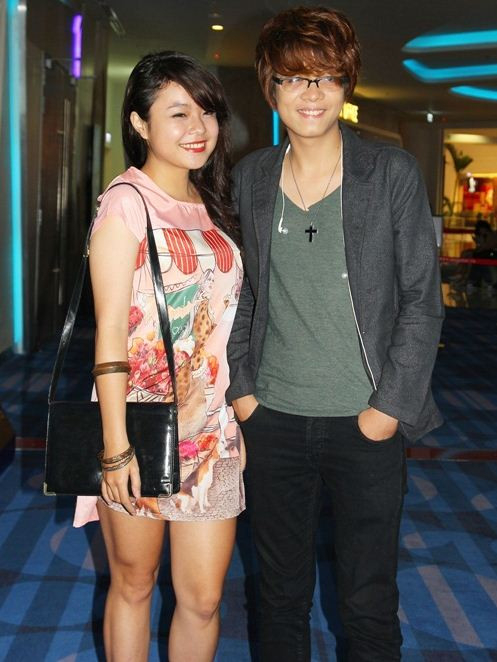 Tối 23/8/2012, Bùi Anh Tuấn xuất hiện trong một buổi họp báo phim tại TP HCM, thu hút sự chú ý của nhiều bạn trẻ. "Hoàng tử kính cận" diện trang phục trẻ trung, năng động và liên tục nở nụ cười thân thiện. Tối 23/8/2012, Bùi Anh Tuấn xuất hiện trong một buổi họp báo phim tại TP HCM, thu hút sự chú ý của nhiều bạn trẻ. "Hoàng tử kính cận" diện trang phục trẻ trung, năng động và liên tục nở nụ cười thân thiện.