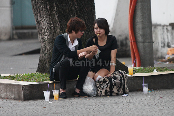 Cặp đôi "đánh lẻ" ngồi riêng một góc tách biệt với đám đông và vui vẻ trò chuyện. Hai thành viên của team Hồ Ngọc Hà có rất nhiều cử chỉ thân mật dễ khiến nhiều người phải đặt "nghi án hẹn hò" cho họ. Cặp đôi "đánh lẻ" ngồi riêng một góc tách biệt với đám đông và vui vẻ trò chuyện. Hai thành viên của team Hồ Ngọc Hà có rất nhiều cử chỉ thân mật dễ khiến nhiều người phải đặt "nghi án hẹn hò" cho họ.