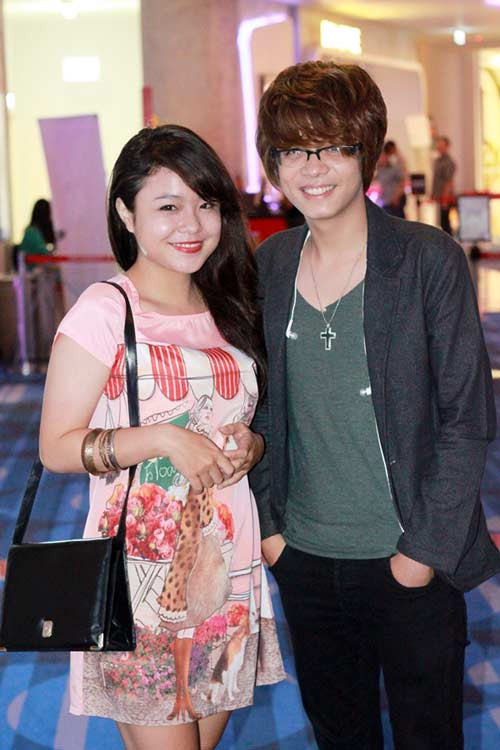 Bùi Anh Tuấn tháp tùng cô nàng dễ thương Thái Trinh. Cả hai hóa một cặp đôi dễ thương. (Theo ione) Bùi Anh Tuấn tháp tùng cô nàng dễ thương Thái Trinh. Cả hai hóa một cặp đôi dễ thương. (Theo ione)