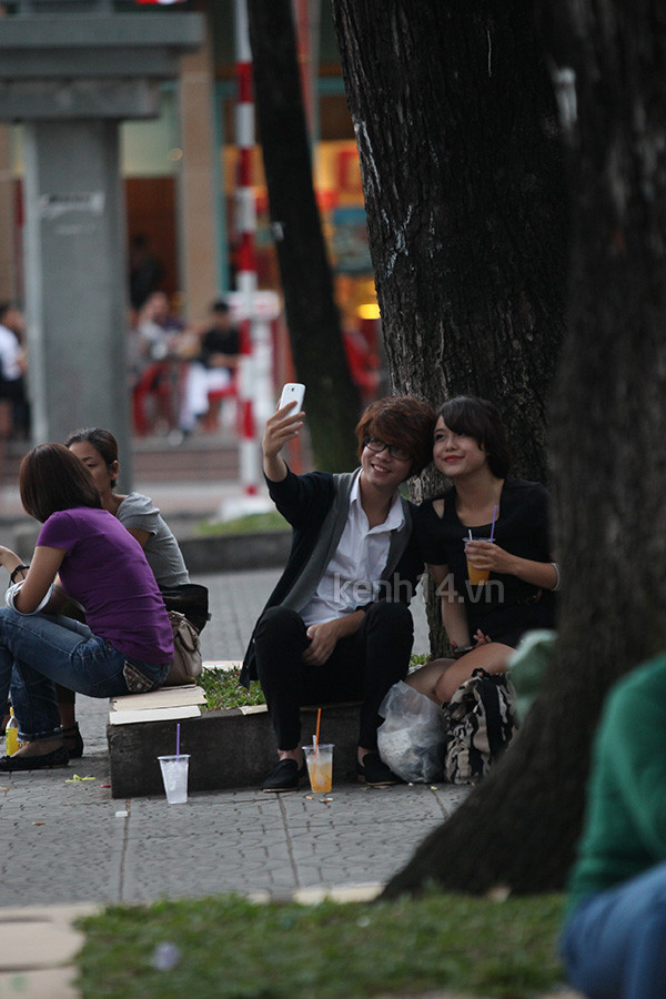 Bùi Anh Tuấn và Thái Trinh cùng nhau ăn đủ mọi món ăn vặt lề đường. "Hoàng tử" của Hà Hồ cũng không quên kéo cô bạn đồng hành "pose" ảnh "tự sướng" làm kỉ niệm. (Theo kenh14) Bùi Anh Tuấn và Thái Trinh cùng nhau ăn đủ mọi món ăn vặt lề đường. "Hoàng tử" của Hà Hồ cũng không quên kéo cô bạn đồng hành "pose" ảnh "tự sướng" làm kỉ niệm. (Theo kenh14)