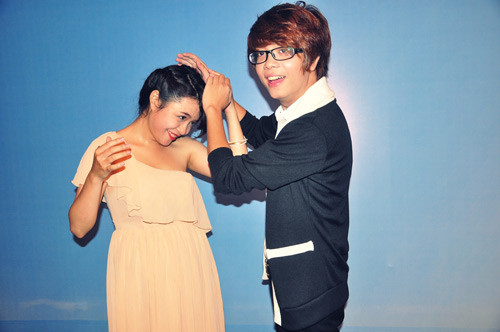 Những khán giả có mặt tại sự kiện đã vô cùng phấn khích và reo hò không ngừng nghỉ trước sự xuất hiện của 2 gương mặt đang gây sốt hiện nay. Bên cạnh đó, trong suốt thời gian chờ đến lượt diễn, Bùi Anh Tuấn đã có khá nhiều cử chỉ thân mật và quan tâm đến cô em bé nhỏ Thái Trinh. Những khán giả có mặt tại sự kiện đã vô cùng phấn khích và reo hò không ngừng nghỉ trước sự xuất hiện của 2 gương mặt đang gây sốt hiện nay. Bên cạnh đó, trong suốt thời gian chờ đến lượt diễn, Bùi Anh Tuấn đã có khá nhiều cử chỉ thân mật và quan tâm đến cô em bé nhỏ Thái Trinh.