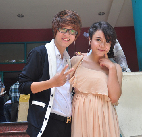 Vào ngày 18/8 vừa qua, "hot boy" Bùi Anh Tuấn và Thái Trinh lại tiếp tục được mời xuất hiện trong một sự kiện quyên góp sách. Vào ngày 18/8 vừa qua, "hot boy" Bùi Anh Tuấn và Thái Trinh lại tiếp tục được mời xuất hiện trong một sự kiện quyên góp sách.