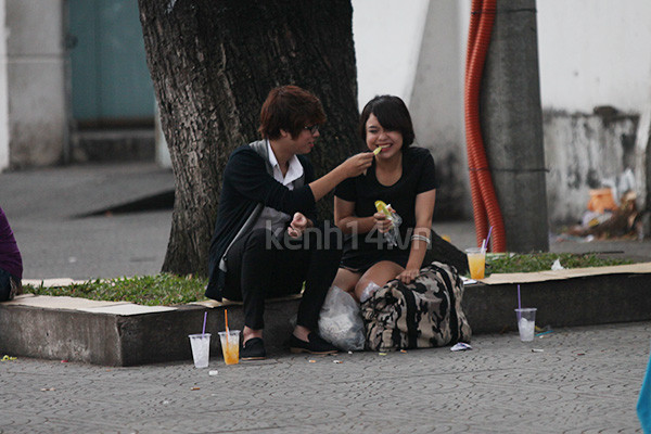 Mới đây, Bùi Anh Tuấn và Thái Trinh bị bắt gặp đang cùng nhau đi cafe Bệt ở trung tâm Sài Gòn. Mới đây, Bùi Anh Tuấn và Thái Trinh bị bắt gặp đang cùng nhau đi cafe Bệt ở trung tâm Sài Gòn.